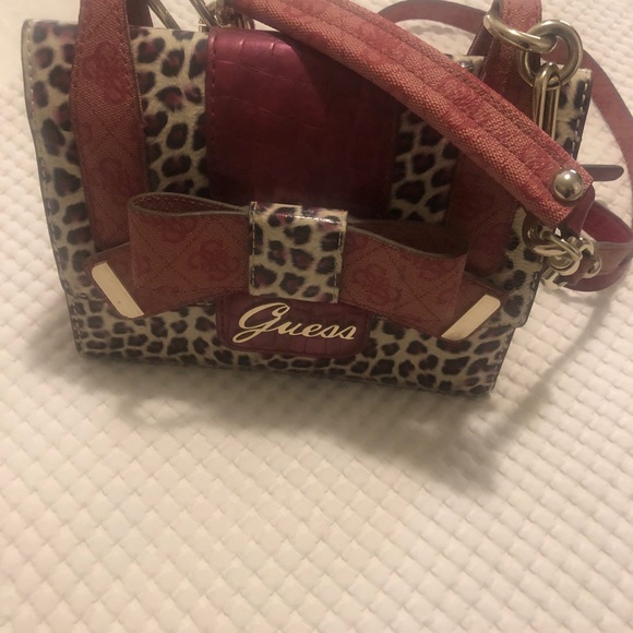 Guess purse - Picture 3 of 6